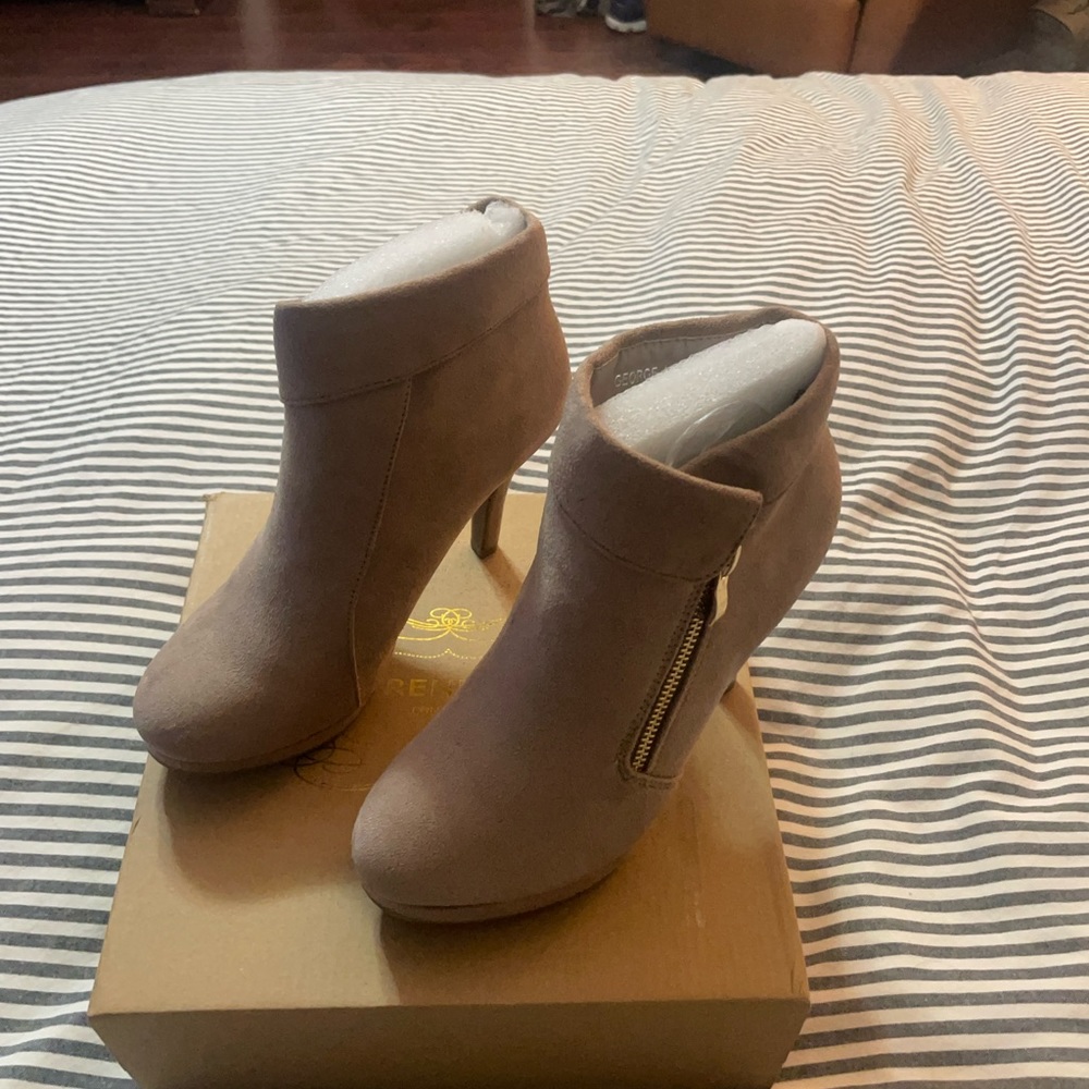 Brand new in box. Trends. Size US 6.5 women. - Picture 14 of 15